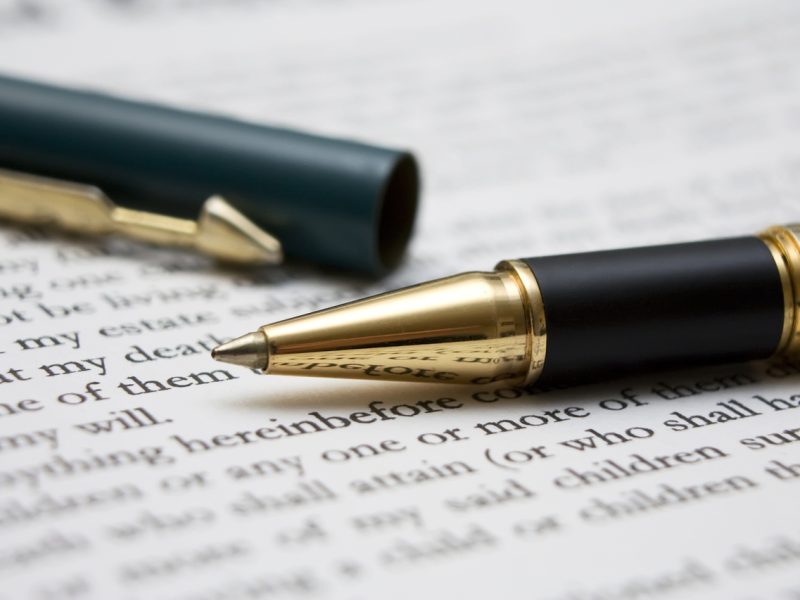 to-sign-a-contract-2-1236630-1279x852